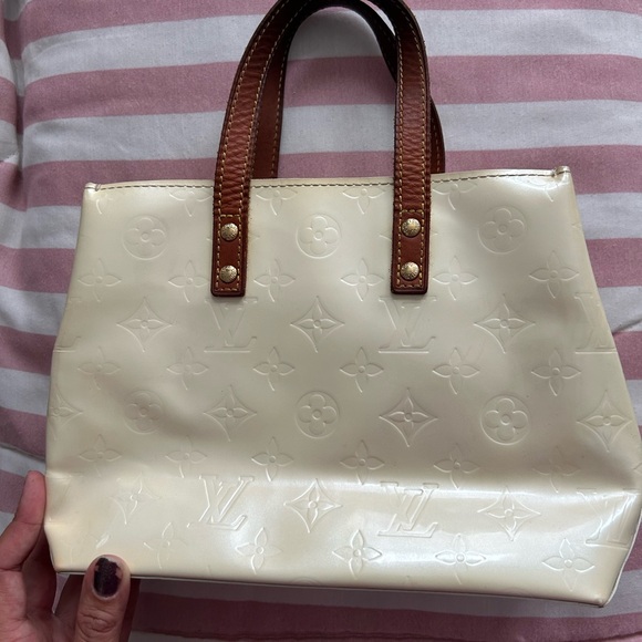 Authentic Used Y2K Louis Vuitton Vernis Reade PM in Marshmallow - Picture 3 of 11